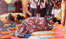 灵堂的三跪九叩视频,灵堂仪式的深情致敬